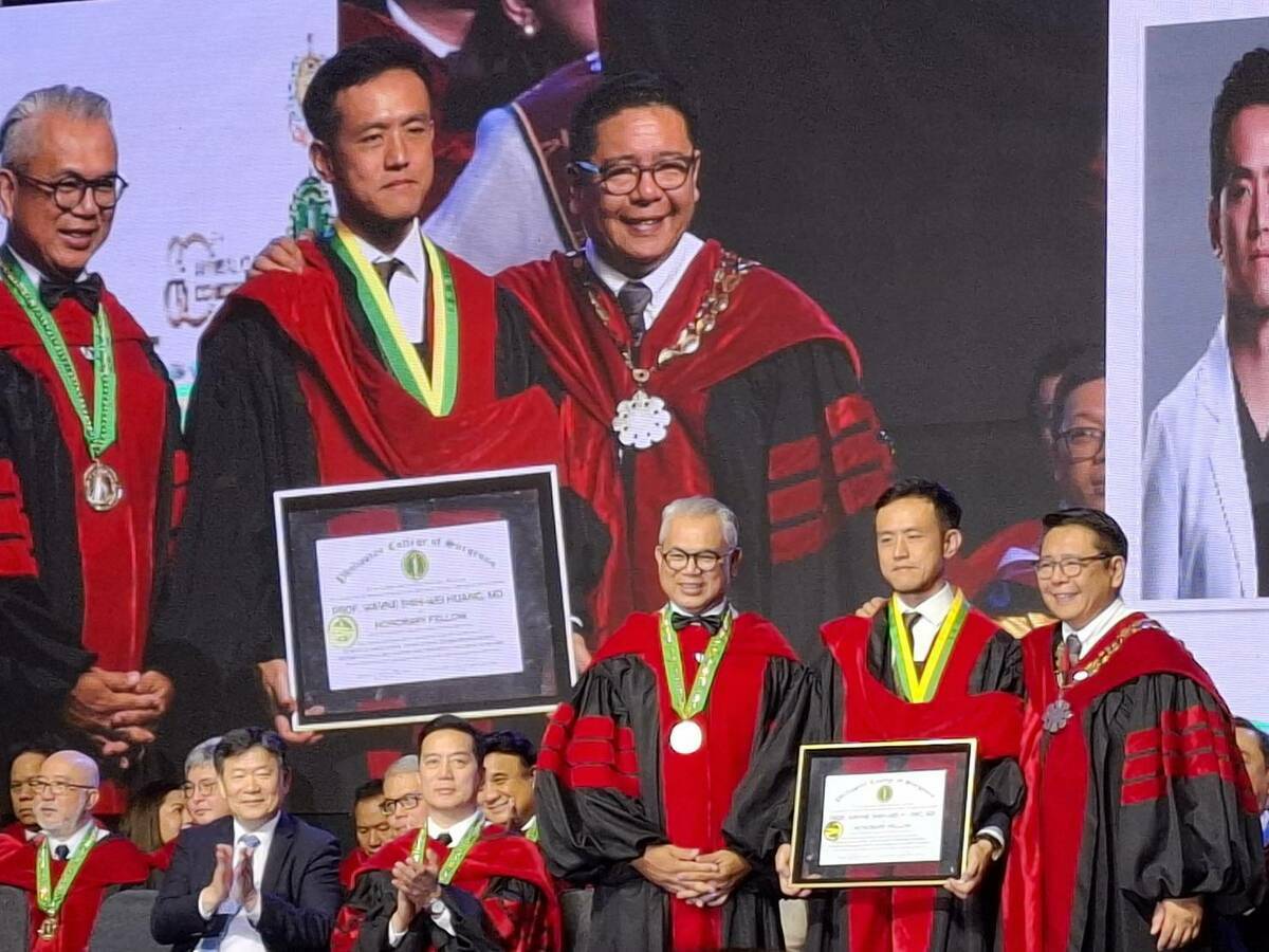 駐菲律賓台北經濟文化辦事處周民淦大使(中)稱許此次台菲外科醫學會的合作是醫療外交典範。 圖/秀傳醫院提供