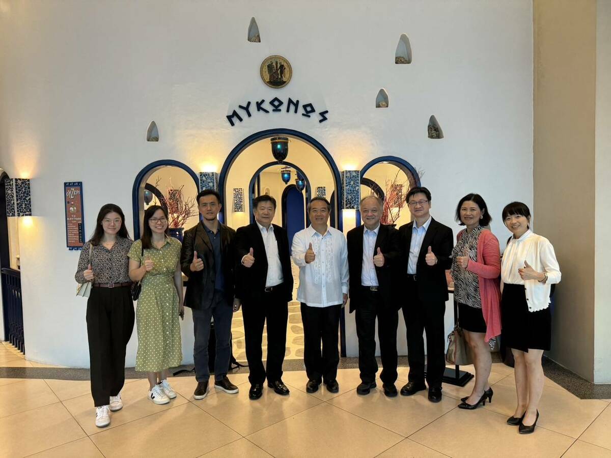 駐菲律賓台北經濟文化辦事處周民淦大使稱許秀傳醫療體系透過微創手術訓練，成功打造跨國醫療交流的典範。 圖/秀傳醫院提供