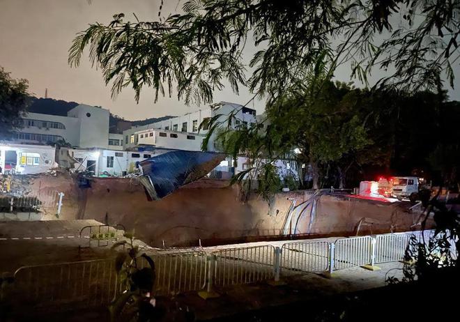 中國深圳寶安區航城街道洲石路的深江鐵路 5 標段施工現場，突發生地面坍塌，造成 13 名施工人員失聯，附近居民已迅速疏散。 圖：翻攝自網易