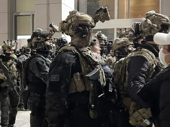 在韓國國會的707部隊士兵。 圖 : 翻攝自觀察者網