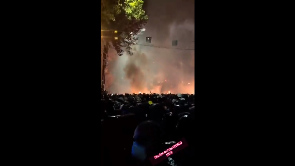 大量喬治亞民眾前往首都特比利西抗議，希望政府結束親俄政策，轉向投入歐盟的懷抱。 圖：擷取自 @bingxinhuoyi X 分享影片
