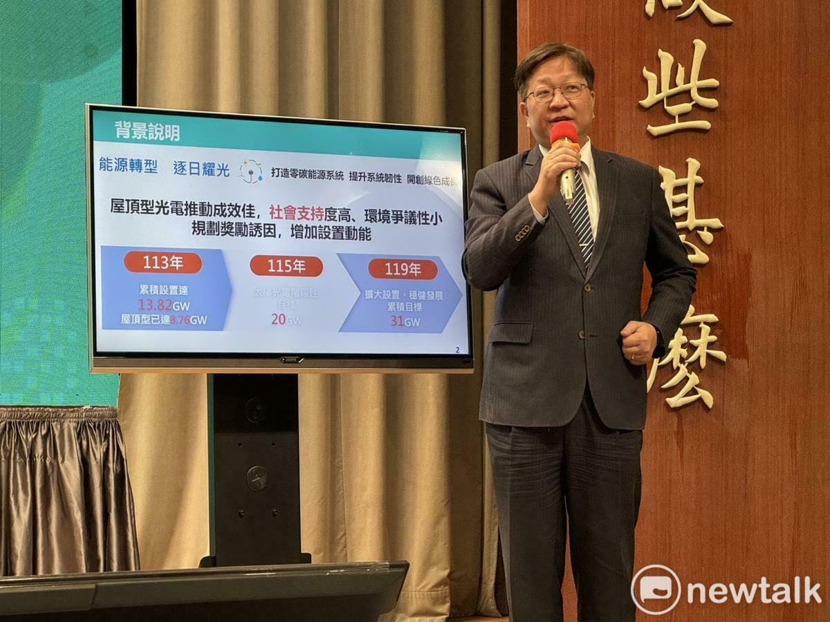經濟部能源署長游振偉今（5）日在行政院會後記者會說明「家戶屋頂設置太陽光電加速計畫」。 圖：謝莉慧/攝