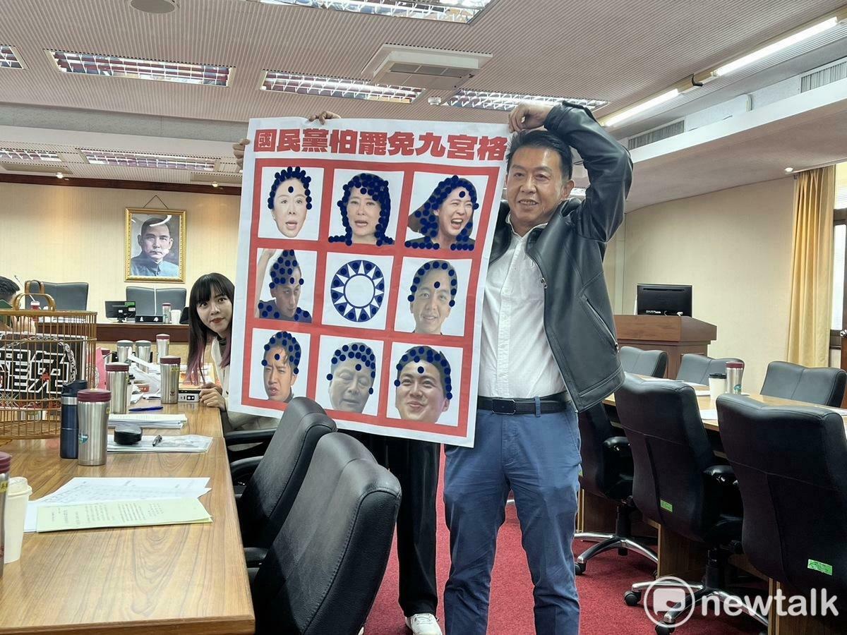 民進黨立委許智傑特製「怕罷免九宮格」諷刺藍委想要調高罷免門檻。 圖：金大鈞/攝