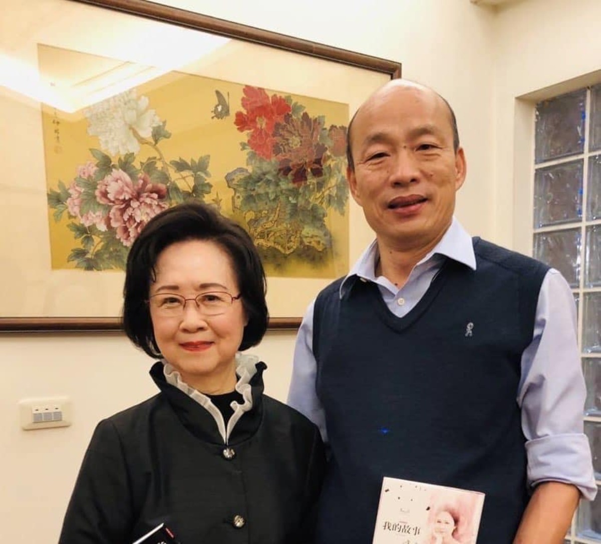立法院長韓國瑜擔任高雄市長時邀情知名作家瓊瑤擔任高雄市「愛情產業鏈」總顧問。 圖：翻攝「臉書」韓國瑜粉絲專頁