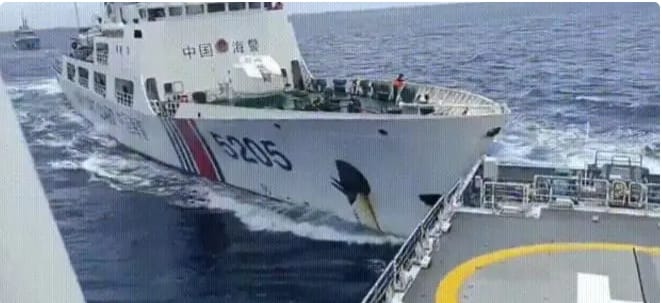 中國船隻在黃岩島與菲律賓海警船碰撞。 圖 : 翻攝自肖寧聊兵器
