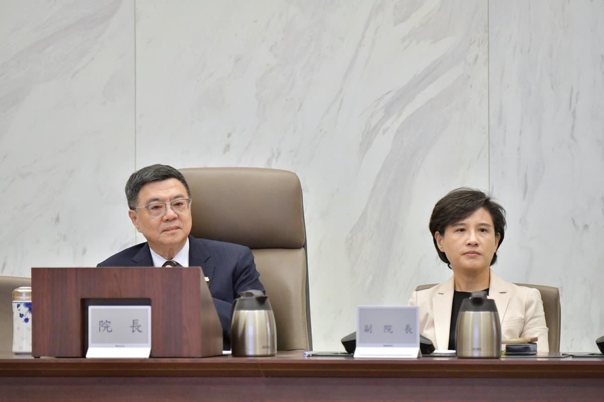 行政院長卓榮泰今（5日）在院會提示，農業部和教育部要在一週內與地方政府妥善溝通「班班有鮮乳」政策，視狀況再作進一步決定，如果相關執行問題無法克服的話，這個政策必需檢討。 圖：行政院提供