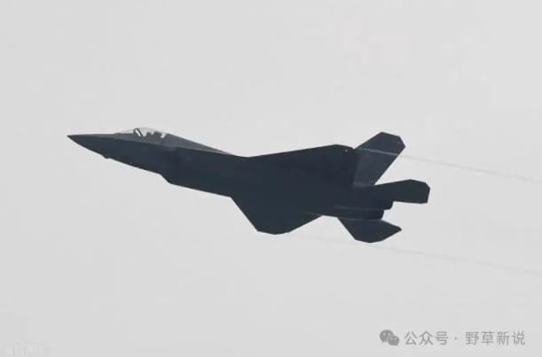 中國在珠海航展上高調展示殲-35 隱身戰機，但參展的沙烏地阿拉伯卻沒有購買，並在結束珠海航展後，立刻準備與英國、日本、義大利等國共同開發五代機。 圖：翻攝自 地球班往事