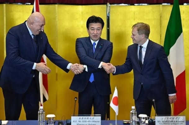 英國、日本與義大利三國簽署協議，決定共同開發新的第五代戰鬥機。圖為英國國防大臣約翰．希利( John Healey )(左)、日本國防大臣中古元(中)與義大利國防部長圭多．克羅塞托( Guido Crosetto )(右)簽署協議並相互握手。 圖：翻攝自 地球班往事