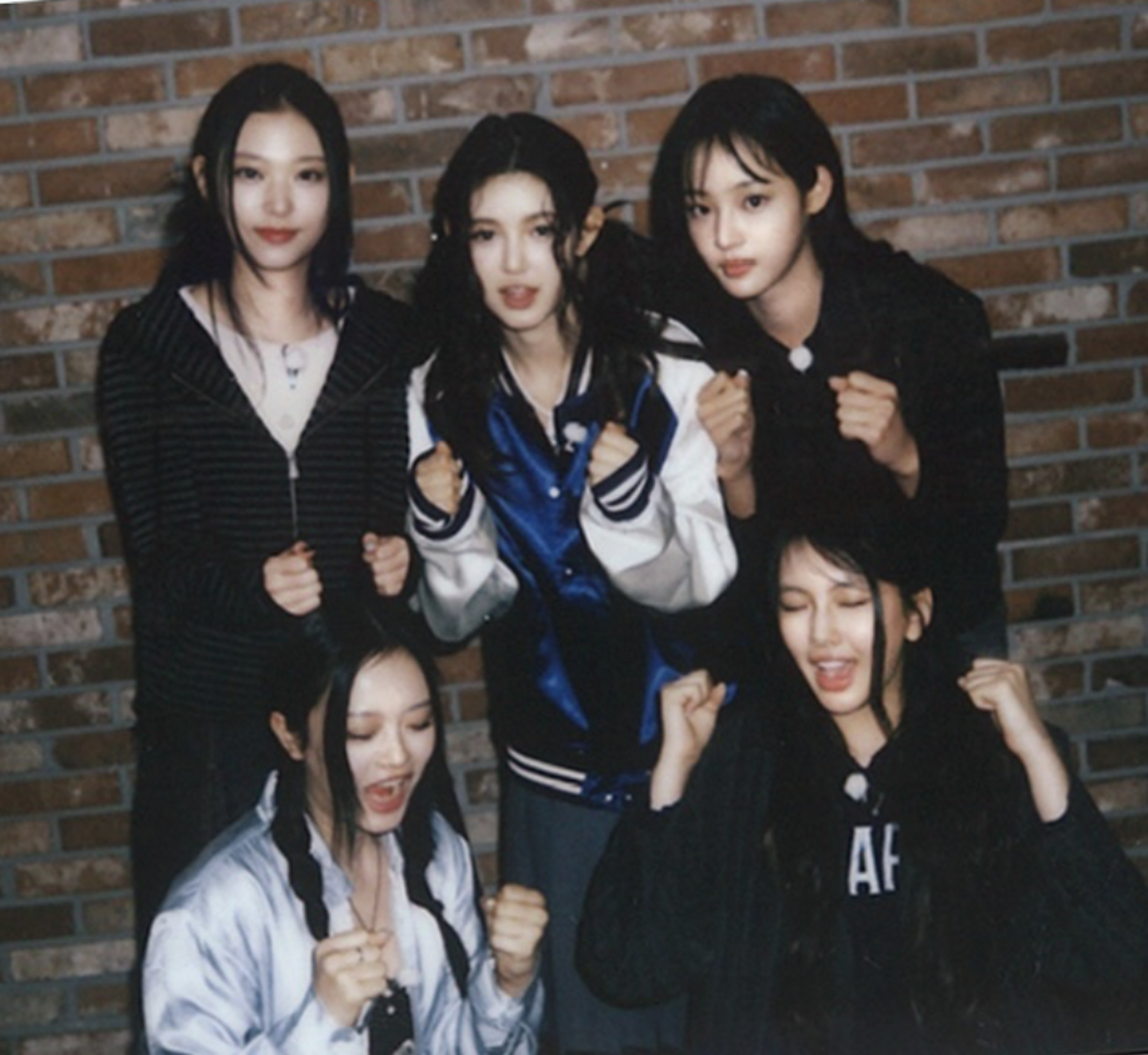 南韓人氣女團NewJeans召開記者會，會中宣布與經紀公司HYBE和ADOR之間的信任已經破裂，並宣布解除合約。 圖：攝自IG／newjeans_official