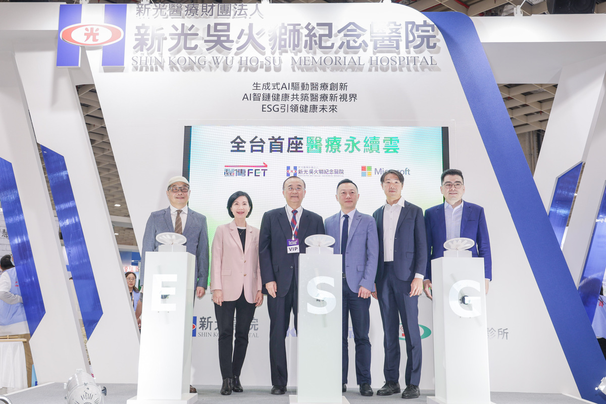 新光醫院、遠傳電信、台灣微軟共同宣布啟動全台首座「醫療永續雲」。左起遠傳電信企業暨國際事業群執行副總曾詩淵、遠傳電信總經理井琪、新光醫院院長侯勝茂、台灣微軟專家技術群總經理吳子強、微軟亞太區永續雲總經理張恩言、台灣微軟健康與醫療產業總監劉致宏。 圖: 遠傳/提供