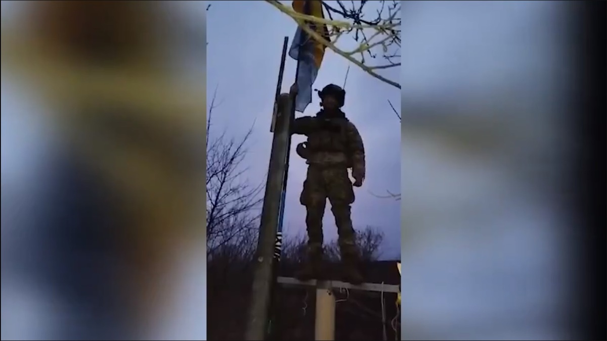 俄軍日前在哈爾科夫的諾沃姆林斯克地區建立據點，但當地烏軍在獲得增援後成功扭轉局勢，奪回遭俄軍短暫佔領的土地。 圖：擷取自 @NOELreports X 分享影片