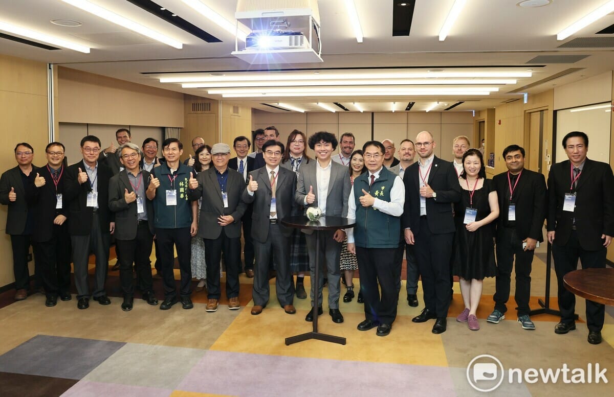 台南市政府與台灣外國記者會（TFCC）攜手舉辦台南400交流會，就台南400市政亮點、國際情勢，以及文化、經貿、高科技、觀旅方面的城市發展進行熱烈交流，增進國際媒體對台南市之理解，亦呈現台灣均衡發展和台南的優勢潛力。 圖：台南市政府提供