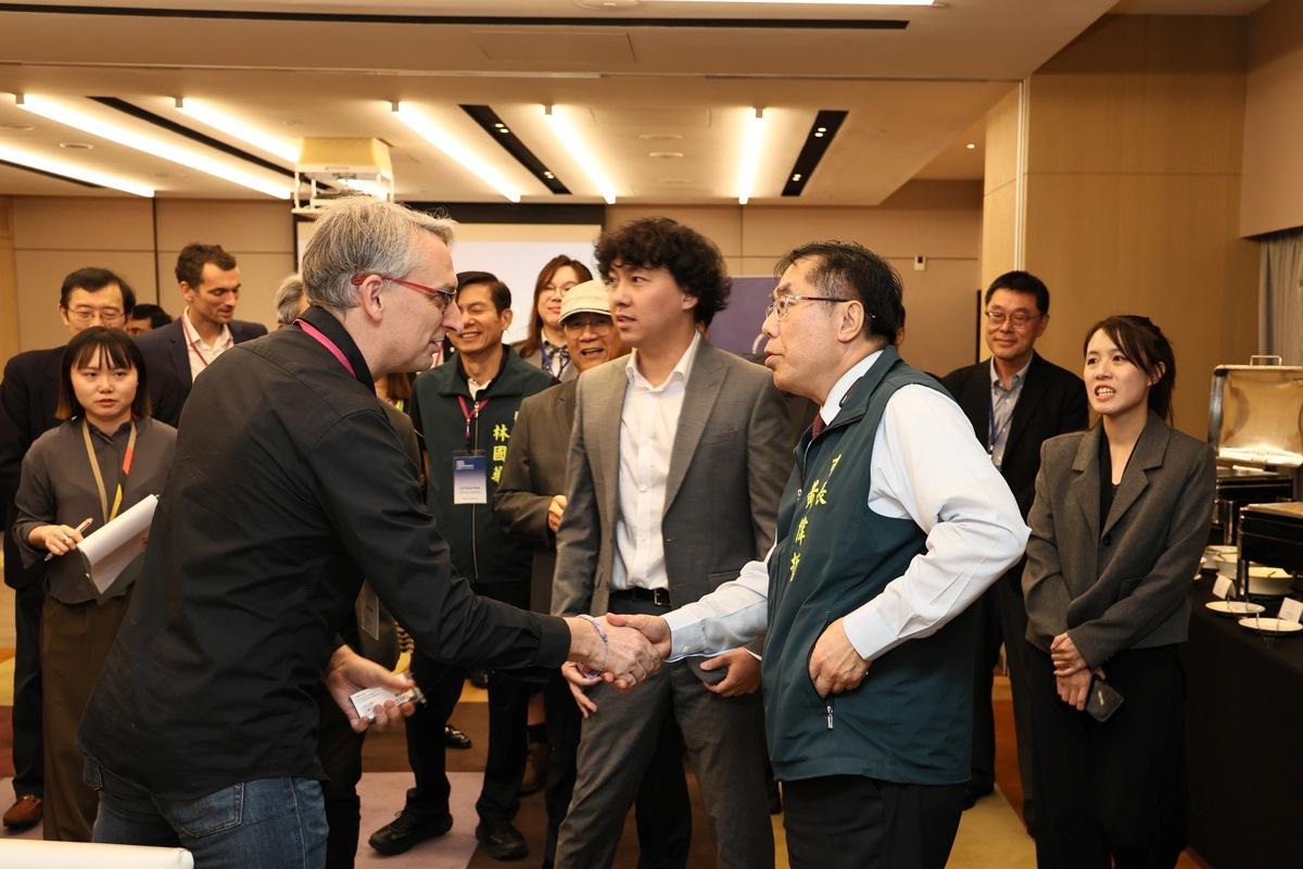 台南市政府與台灣外國記者會（TFCC）攜手舉辦台南400交流會，就台南400市政亮點、國際情勢，以及文化、經貿、高科技、觀旅方面的城市發展進行熱烈交流，增進國際媒體對台南市之理解，亦呈現台灣均衡發展和台南的優勢潛力。 圖：台南市政府提供