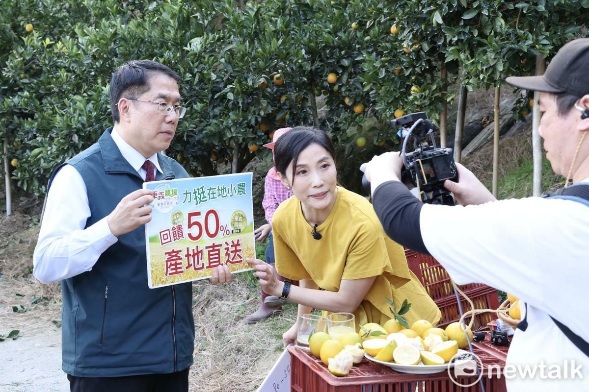 台南市長黃偉哲赴台南東山的柳丁產地，透過東森農場電商購物平台的直播，為台南知名柳丁品種「老欉東坡丁」站台推廣。短短40分鐘內，28公噸的東坡丁即全數售罄。 圖：台南市政府提供