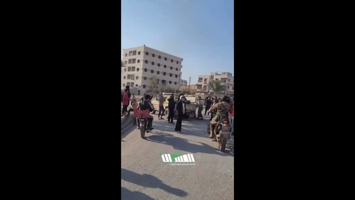 在敘利亞政府軍撤出哈馬後，反政府軍宣布取得了哈馬的控制權，部分哈馬居民也夾道歡迎反政府軍成員進城。 圖：擷取自 @NOELreports X 分享影片