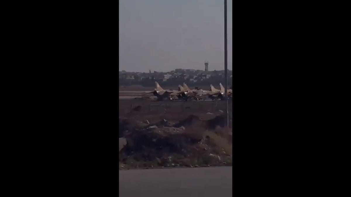仍有數架俄製戰機被留在哈馬空軍基地內。 圖：擷取自 nexta_tv X 分享影片