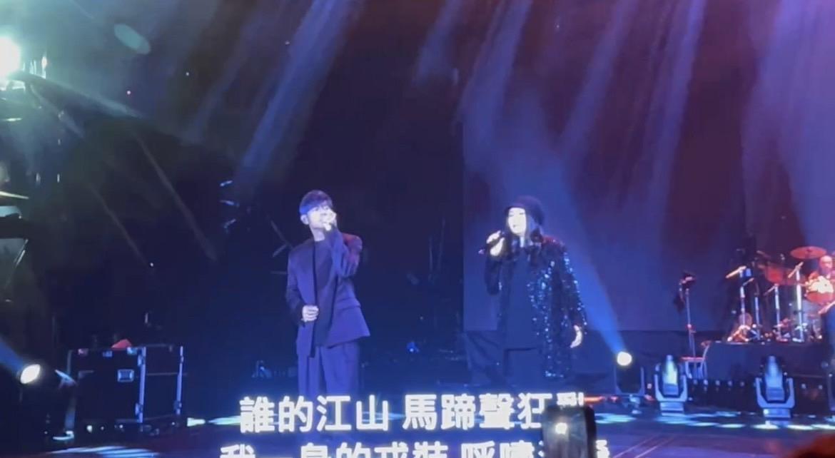 周杰倫演唱會首日邀請的嘉賓是情同姐弟的江蕙，兩人合唱〈星晴〉、〈菊花台〉、〈煙花易冷〉3首歌曲，讓現場觀眾相當驚喜。 圖：讀者提供
