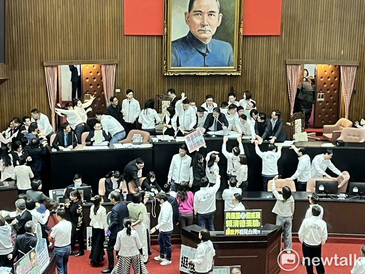 國民黨突襲變更議程欲闖關選罷法三讀，藍綠隨即爆發肢體衝突、佔領主席台。 圖：金大鈞／攝（資料照）