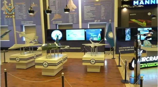 近期巴基斯坦參加 IDEAS 防務展時，公開展示了「終極梟龍」 JF-17 PFX 的模型，吸引軍事愛好者的注意。 圖：翻攝自 軍武次位面