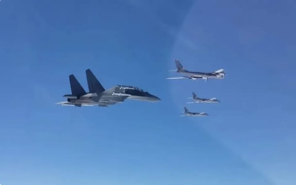 針對日本對周邊國家的軍事援助，中國決定與俄羅斯聯手，在日本海上空舉辦聯合巡航，對日本進行威懾。 圖：翻攝自 湘評中外