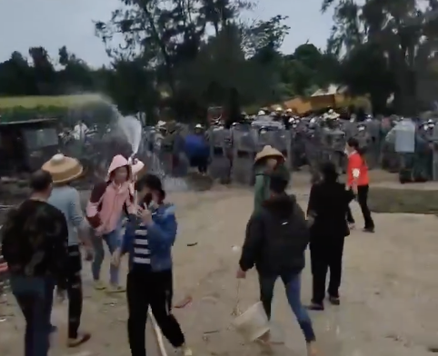 中共幹部試圖以徵收為名推行集體養殖模式，但此舉遭到村民強烈反對。在衝突中，村民使用水炮還擊武裝人員。 翻攝自 X 新滑射
