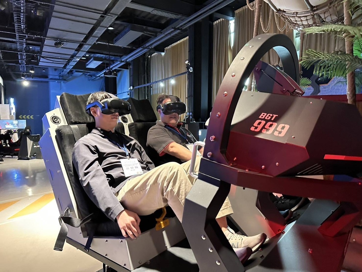 香港團員在5G體感電競基地體驗最新VR設備。 圖：台港經濟文化策進會提供