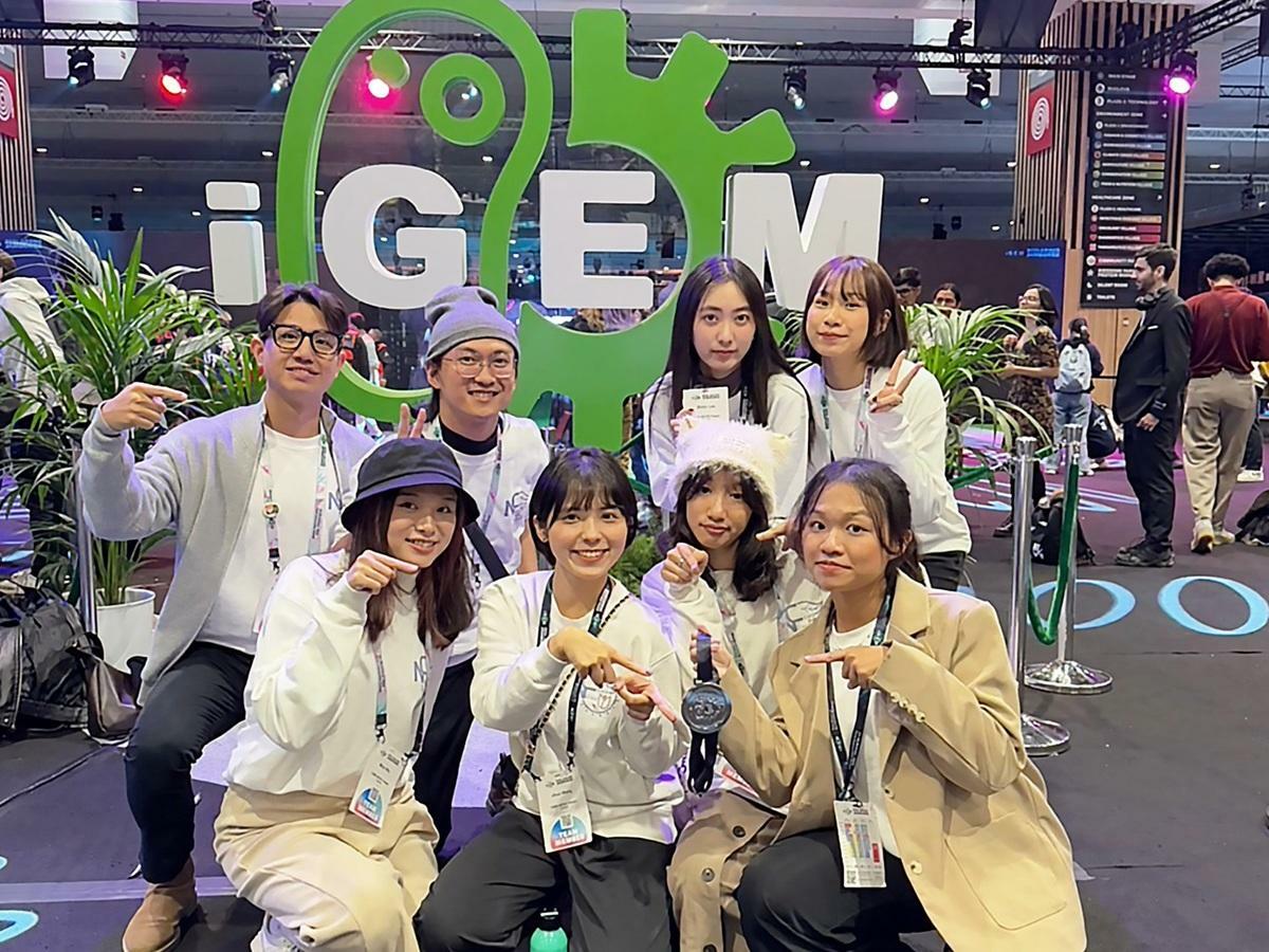 中山醫大攜手興大、成大組成三校聯隊參與2024 iGEM國際競賽，榮獲大學組銀牌。. 圖：中山醫大/提供