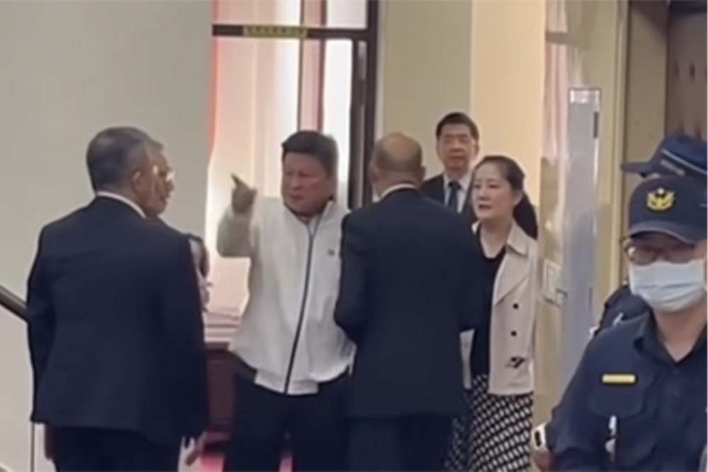 國民黨團總召傅崐萁咆哮，波及一旁民進黨立委蔡其昌(畫面左側背對者)。 圖：截自「臉書」蘇巧慧粉絲專頁