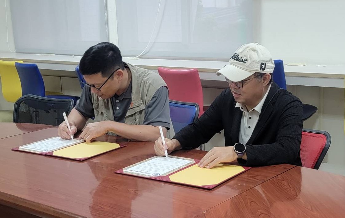 李龍淵(左)與吳一昌(右)簽訂產學合作協議。 圖：台灣高爾夫教育發展學會提供
