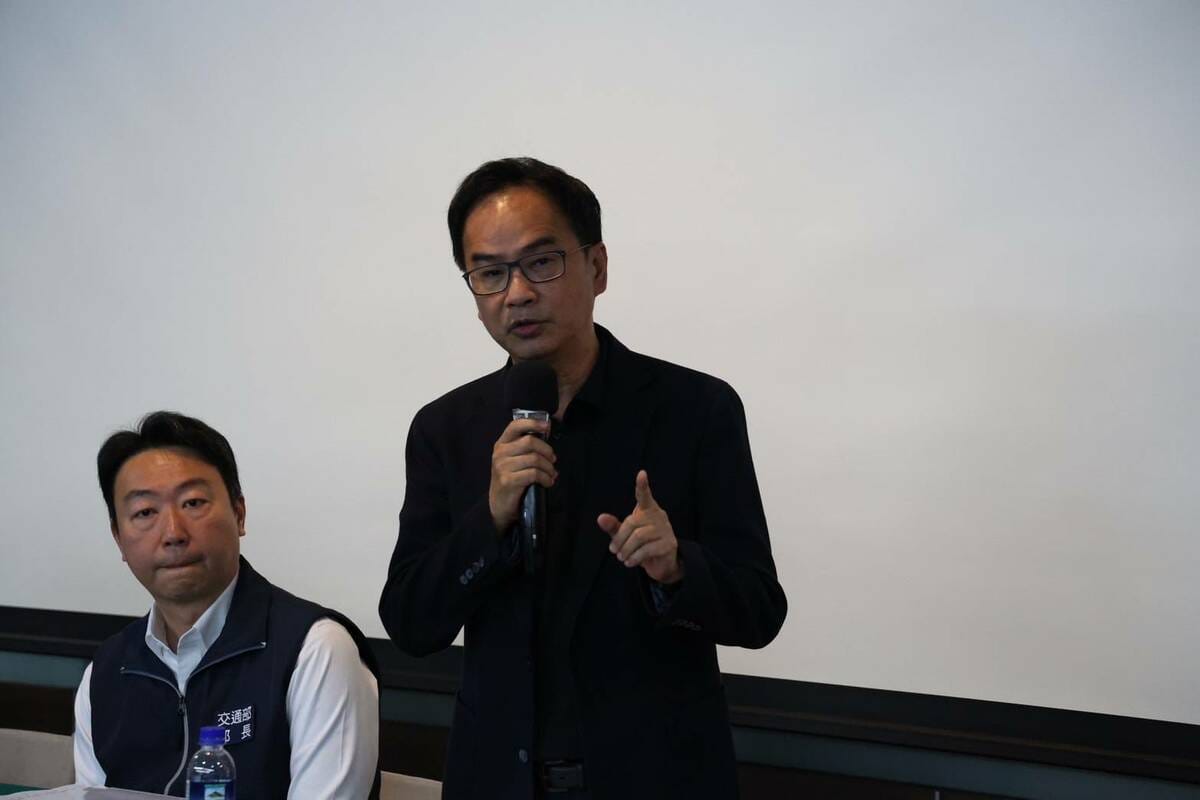 李昆澤(右)表示鐵南延如果設高雄站，配套必須做好，也要考慮沿線居民權益。 圖：李昆澤服務處提供