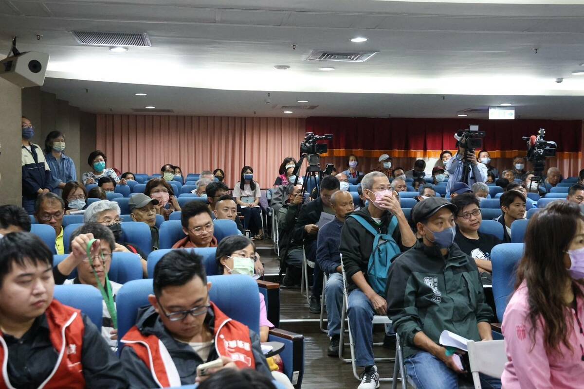 交通部主辦高鐵延伸屏東路廊方案說明會。 圖：李昆澤服務處提供
