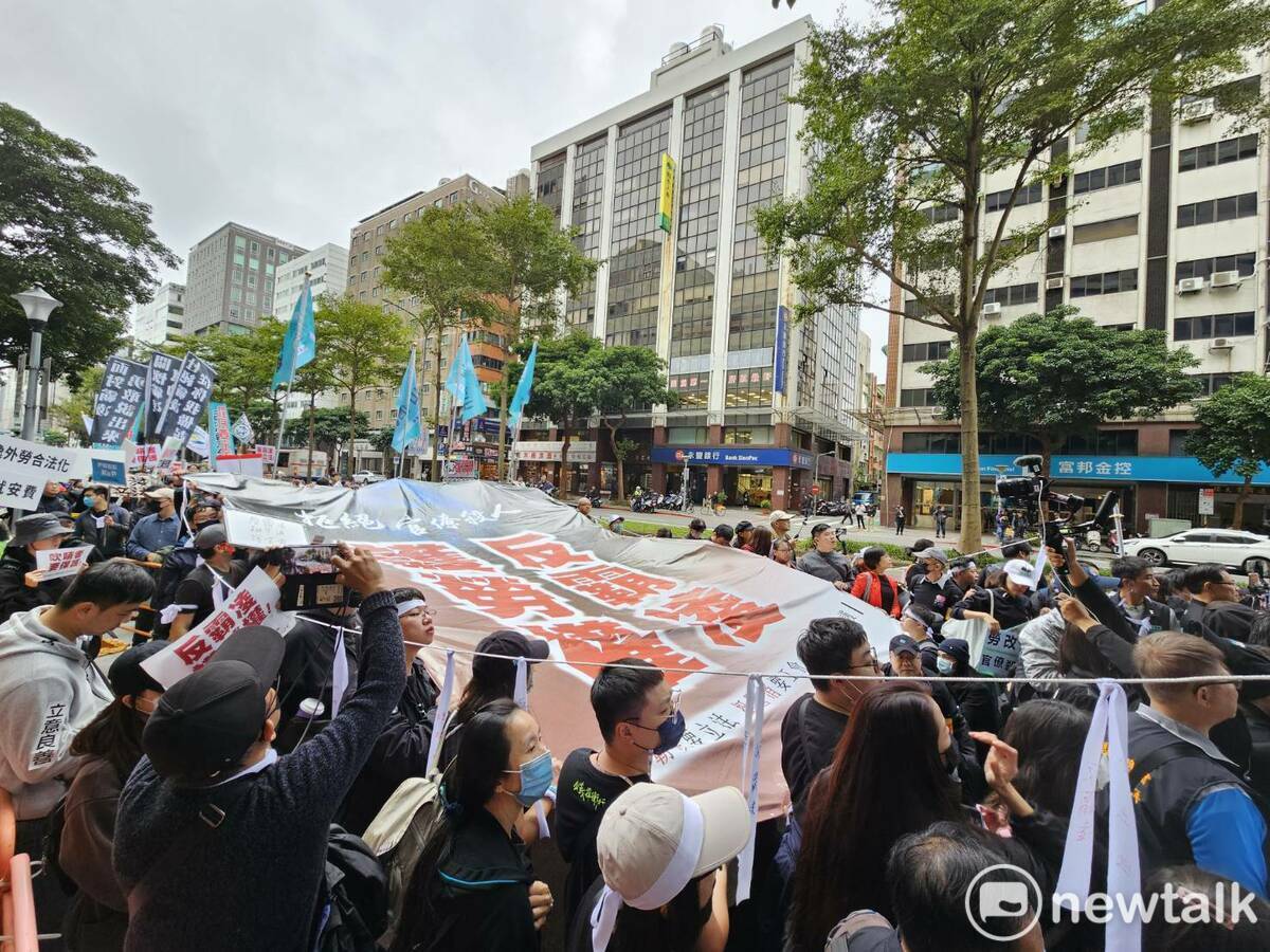 民眾黨舉辦「反霸凌、護勞權」遊行，逾3千人參與。 圖：林昀真/攝