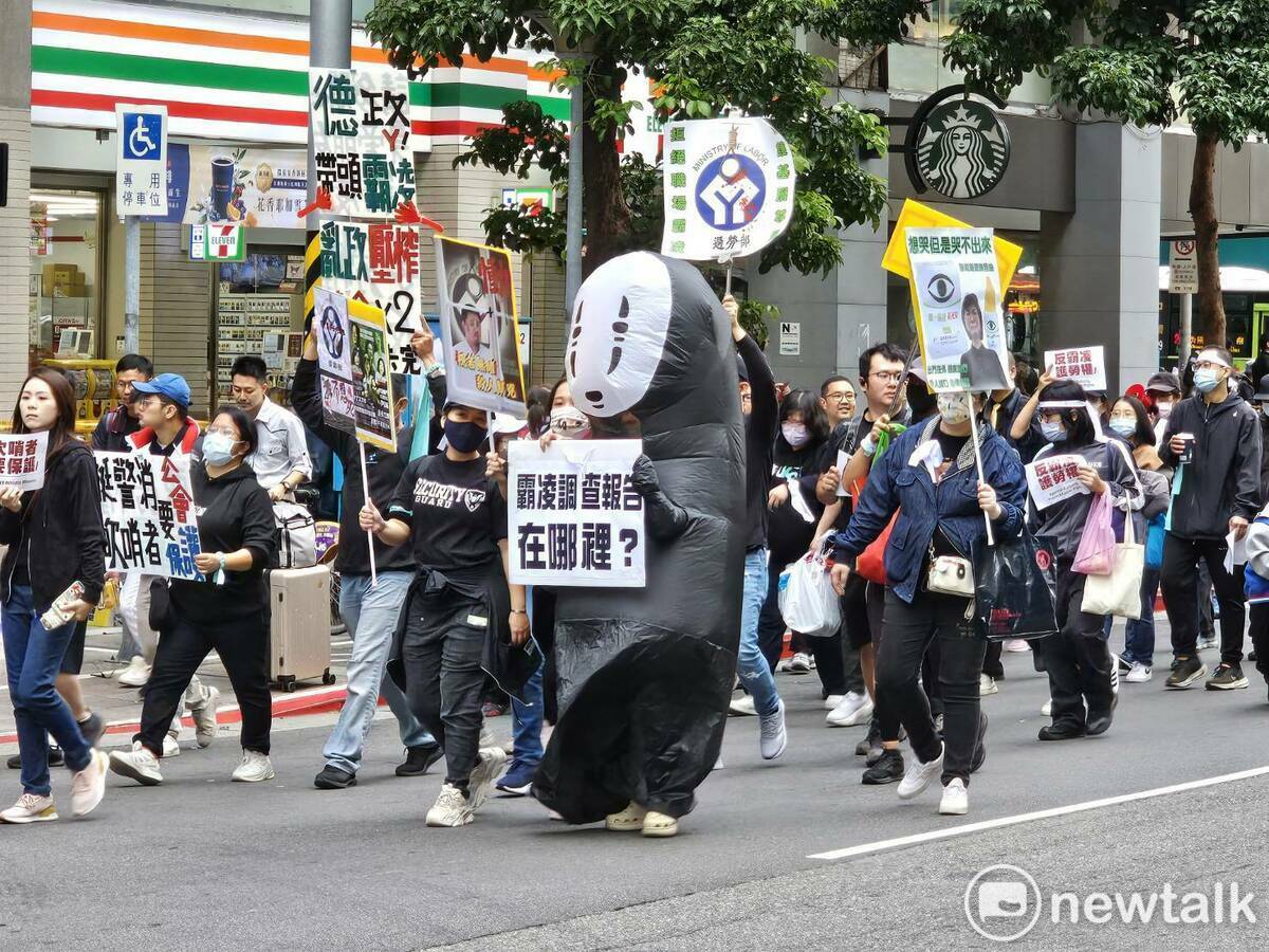 民眾黨7日舉辦「反霸凌、護勞權」遊行，逾3千人參與。 圖：林昀真/攝