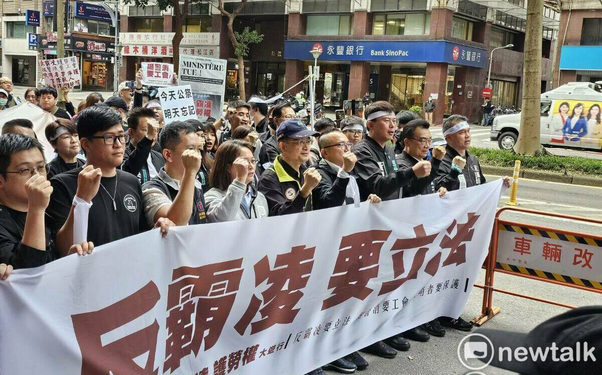 民眾黨「反霸凌護勞權」遊行 逾3千人集結勞動部出發