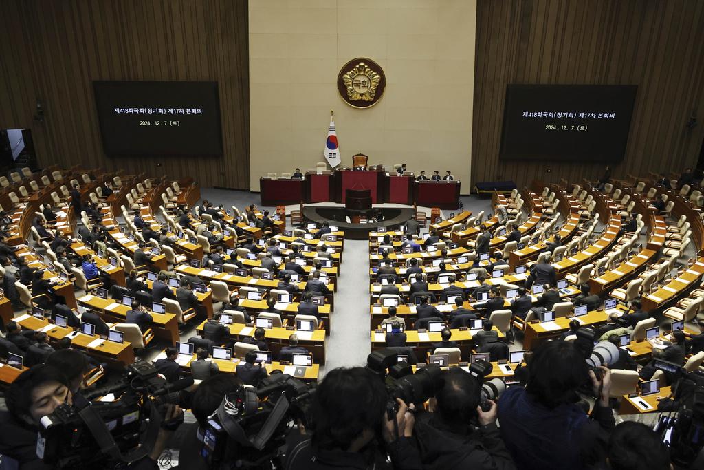 尹錫悅宣布戒嚴構成內亂罪。在野黨聯名向國會提案彈劾，但表決過程遭執政黨議員集體離席杯葛，導致投票作廢。執政黨國民力量黨表示，將推進讓尹錫悅有序下台的程序，並強調其在下台前不會參與包括外交在內的所有職務。 圖：達志影像/美聯社