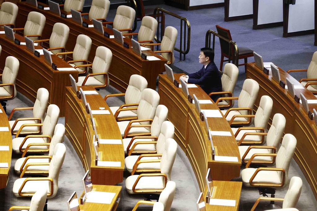 國民力量黨多數議員對金建希特檢法投完票後，便陸續離開議場，抵制彈劾案表決。 圖：達志影像/美聯社