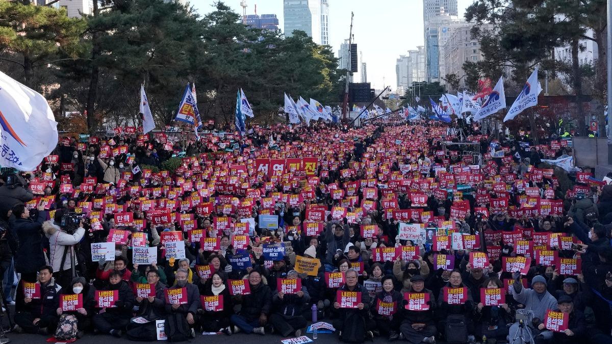 南韓國會前充滿抗議人潮，大家都在大喊「尹錫悅下台」。 圖：達志影像/美聯社 (資料照)