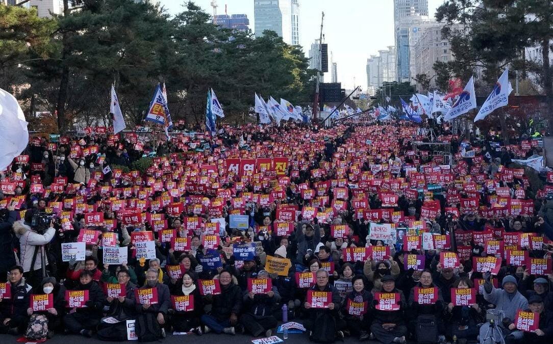 專論》蓋洛普：韓執政黨民調不降反升 尹錫悅短命戒嚴後一個月