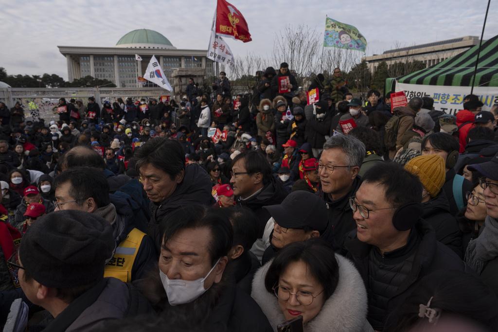 關注表決情況發展的民眾們，紛紛向離場議員怒吼「滾回去投票」。 圖：達志影像/美聯社