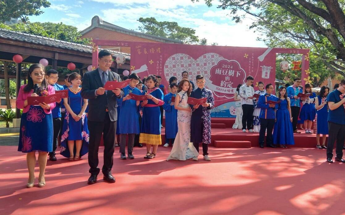 雨豆樹下的客家傳統婚禮 高市21對新人牽起一世情緣