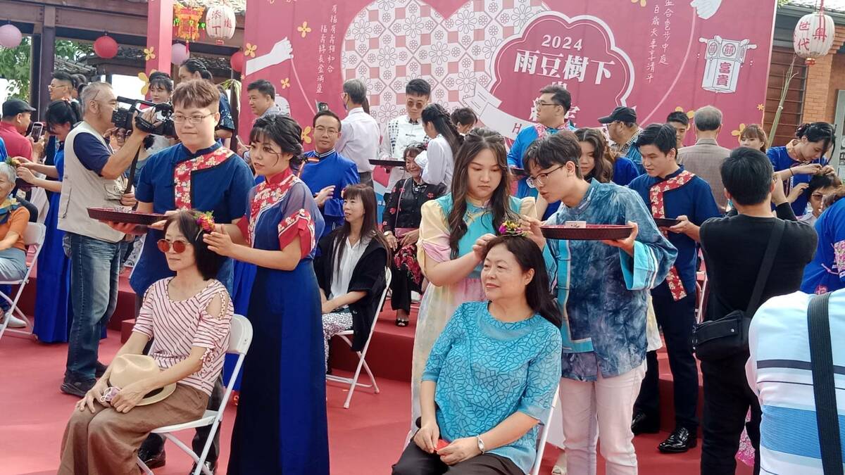 新人為母親「插頭花」，傳遞對長輩的敬重。 圖：孫家銘攝