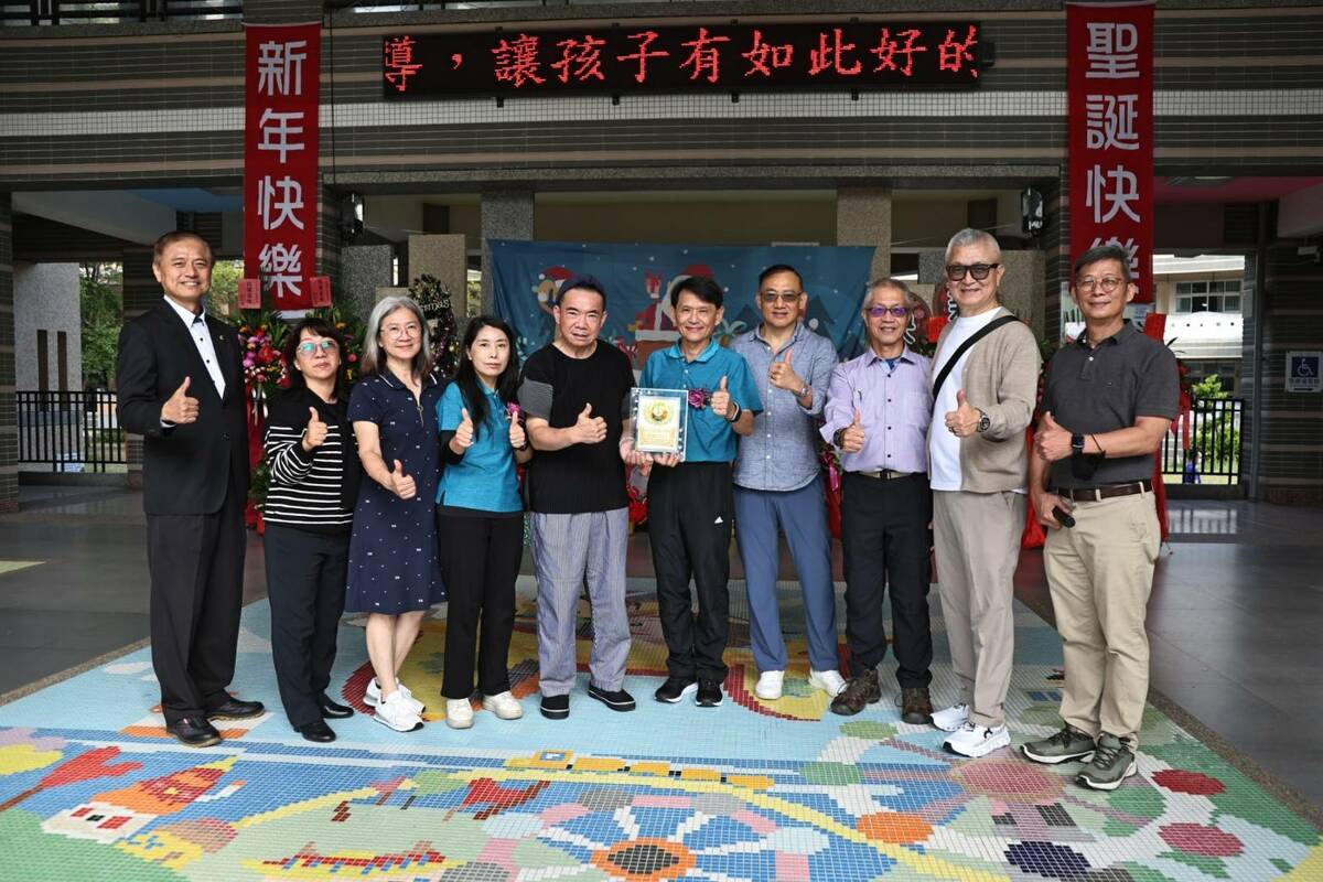 姜國良(左五)代表致贈紀念牌予劉曜源(右五)，感念母校及師長栽培之恩。 圖：姜國良提供