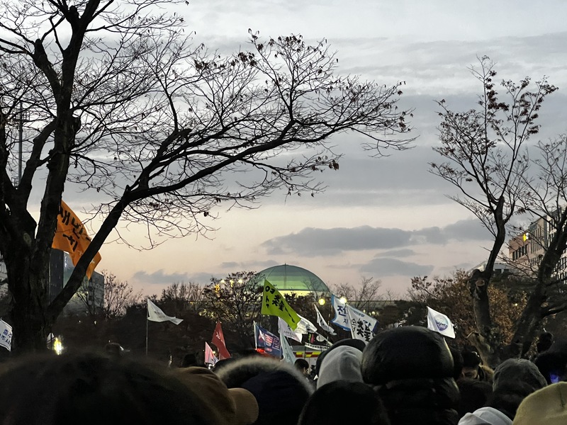 韓國國會7日傍晚就總統尹錫悅彈劾案進行表決，大批支持彈劾通過的民眾擠滿鄰近道路。 圖：中央社提供