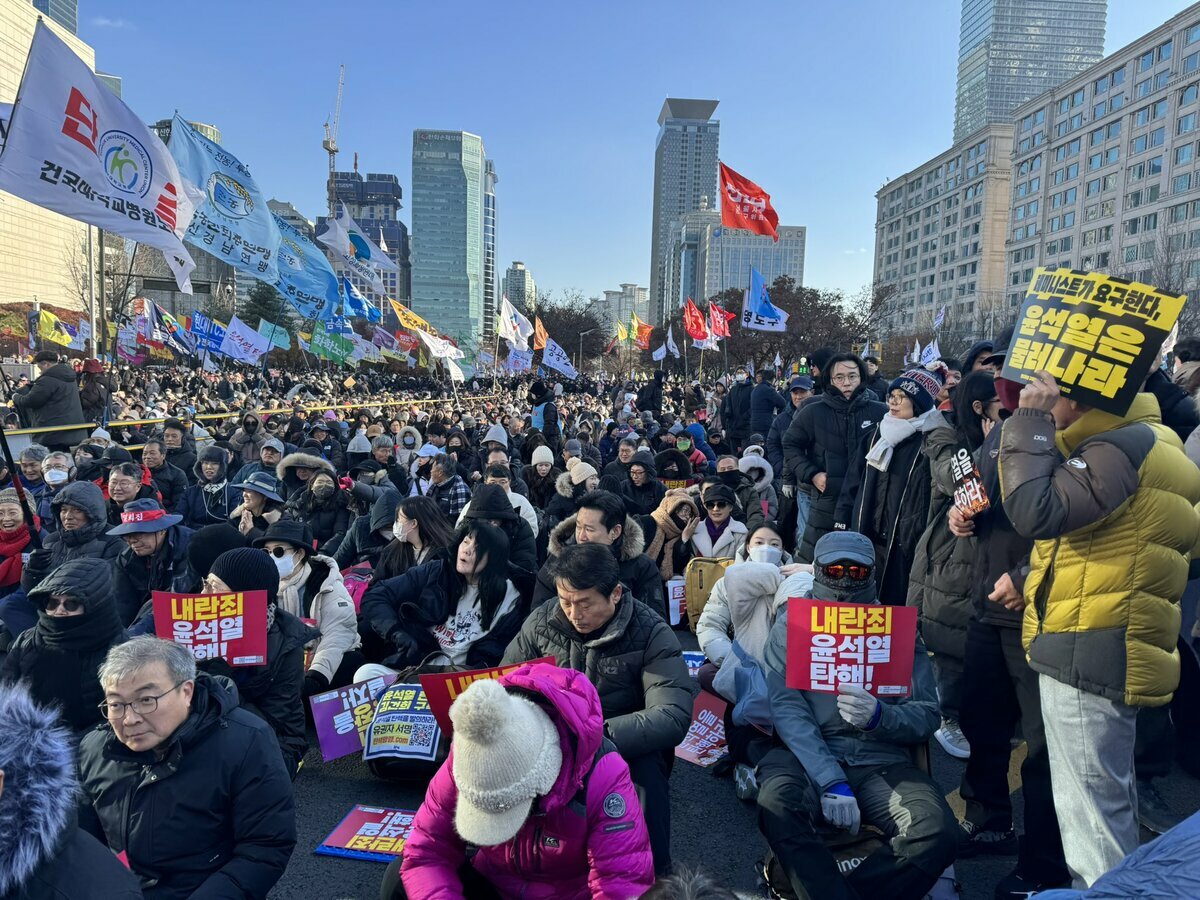 南韓國會外抗議示威民眾。 圖：截取自「 x 」@tessa_wong
