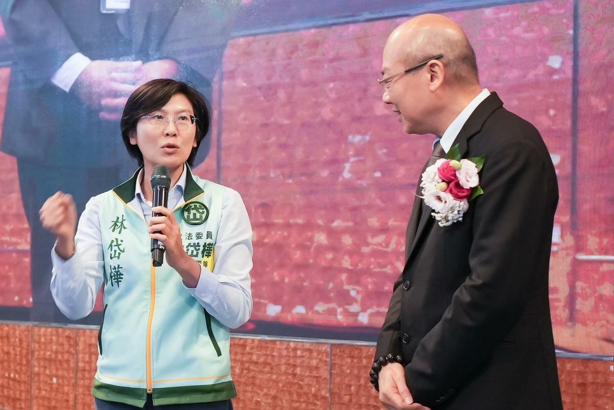 朱溥霖(右)接任高科大校友總會總會長，林岱樺(左)獲聘榮譽顧問。 圖：林岱樺服務處提供