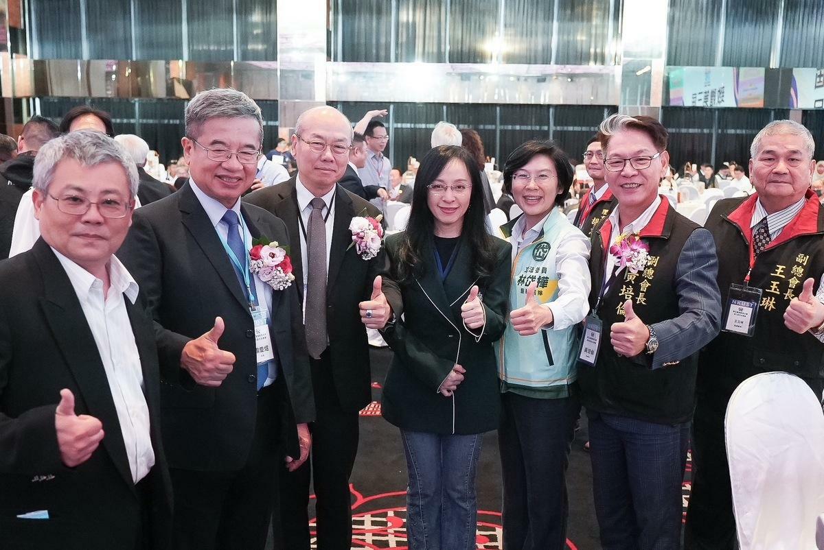 林岱樺(右三)祝賀朱溥霖(左三)接任高科大校友總會總會長。 圖：林岱樺服務處提供