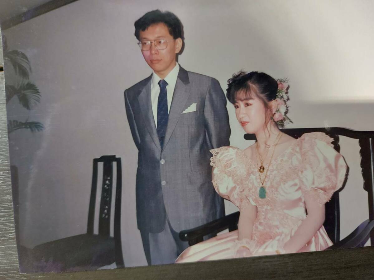 陳佩琪今（8）天清晨在臉書Po出年輕時的結婚照。