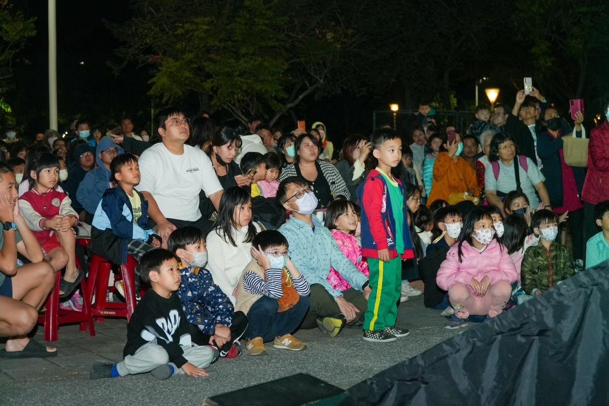 大小朋友聚精會神看著台上的演出。 圖：賴瑞隆服務處提供