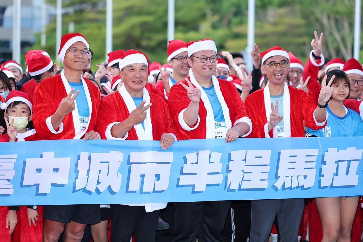 與會來賓裝扮成聖誕老公公，炒熱氣氛 。  圖：台中市政府/提供