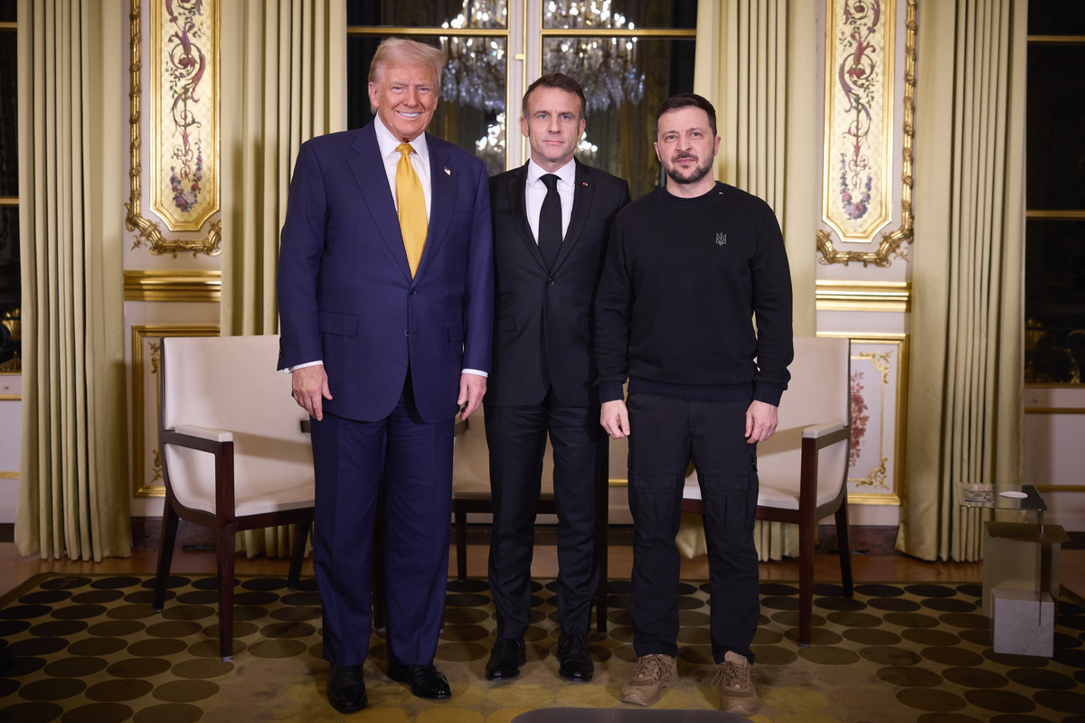 川普、馬克宏、澤倫斯基在巴黎進行三邊會談。 圖：截取自「x」@ZelenskyyUa